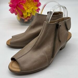 Earth Kristy Taupe Leather Peep Toe Sandal Size 9.5 MCS7022G